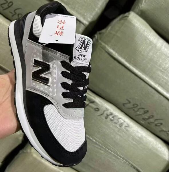 BLACK NEW BALANCE SNEAKERS