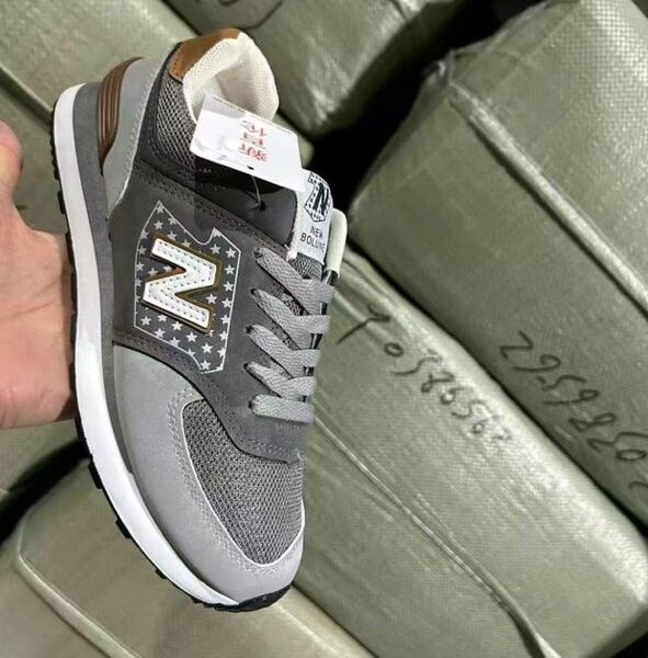 BROWN NEW BALANCE SNEAKERS